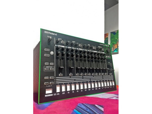 Roland Tr8 鼓机 不用多介绍，9成新，内含909和808鼓组 2014日本带回 价格3200rmb （原装盒说明书，电源齐全）