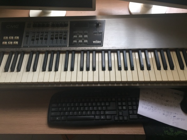 出售一台UF8 火键88键全配重MIDI键盘