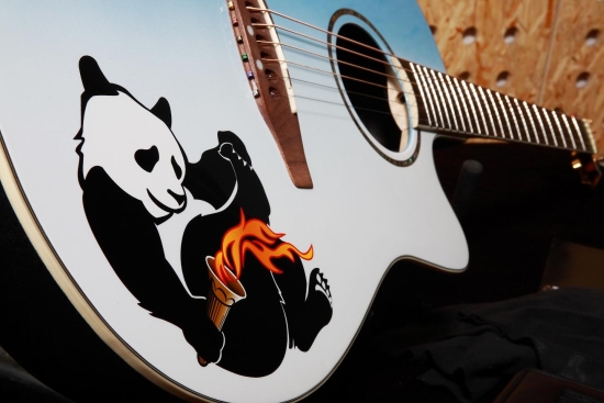 熊猫伤感弹吉他图片